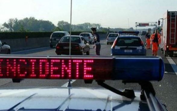 Principio d’incendio su camion, disagi in A4