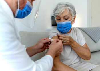 Quarta dose ad anziani e fragili. La regione rilancia la campagna