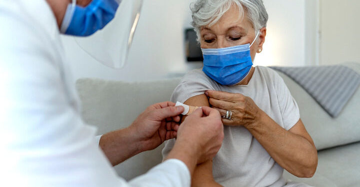 Quarta dose ad anziani e fragili. La regione rilancia la campagna
