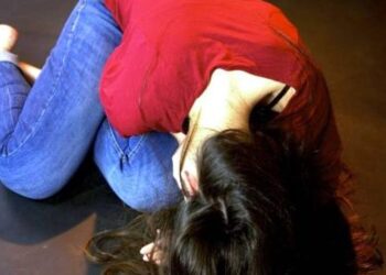 Quindicenne picchiata da coetanea. L’aggressione, filmata, finisce sui social