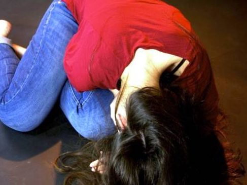 Quindicenne picchiata da coetanea. L’aggressione, filmata, finisce sui social