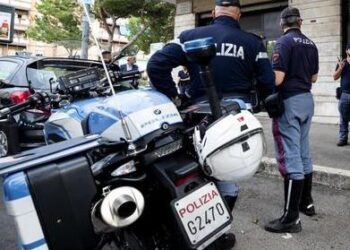 Rapina la banca poi scappa in bicicletta