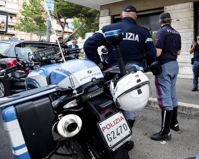 Rapina la banca poi scappa in bicicletta