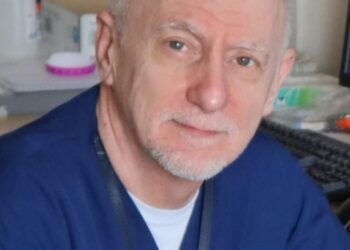 Recuperano il chiodo finito nel bronco e gli salvano il polmone