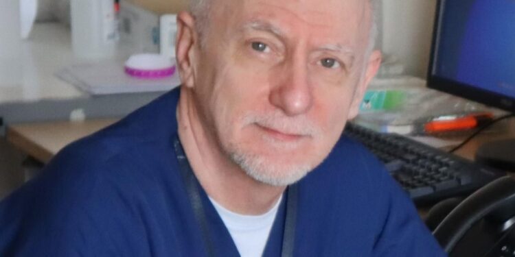 Recuperano il chiodo finito nel bronco e gli salvano il polmone