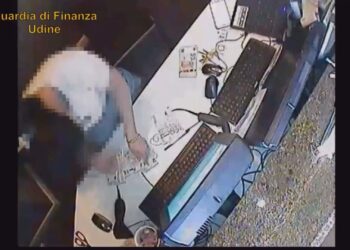 Riciclaggio in una sala slot, indagate 11 persone