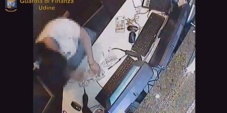 Riciclaggio in una sala slot, indagate 11 persone