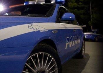 Saltano su auto in sosta a Udine, denunciati due ragazzi