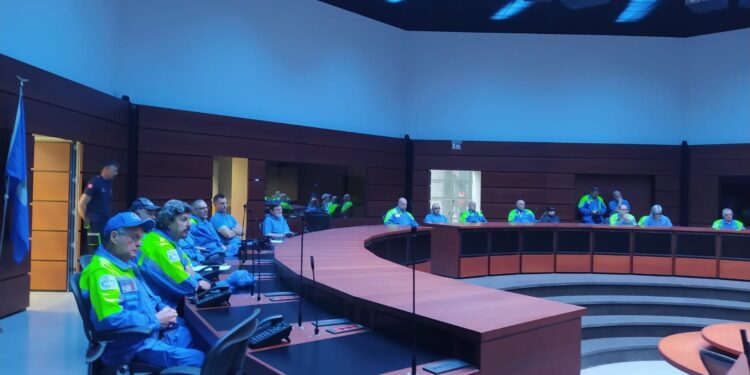 Salvare dal fango i libri della biblioteca vescovile di Forlì