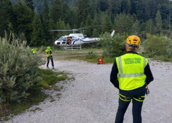 Sasso cade dall’alto, ferita