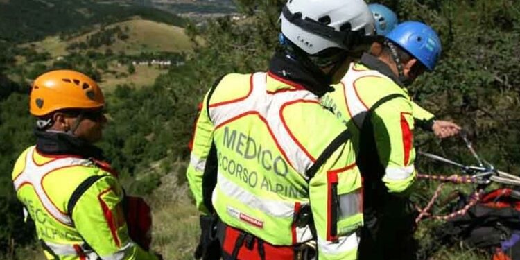 Scivola nel dirupo a Moggio: 45enne salvo