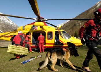 Scivola per decine di metri cercando funghi e muore