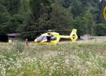 Scivola su un pendio percorrendo il Cammino Celeste