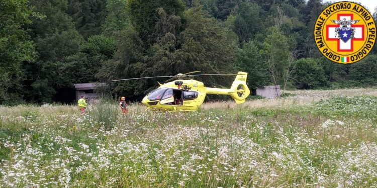 Scivola su un pendio percorrendo il Cammino Celeste