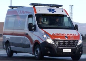 Scontro tra due auto, muore una donna