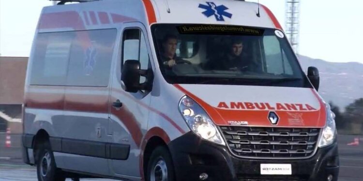 Scontro tra due auto, muore una donna