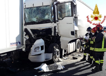 Scontro tra due tir in A4