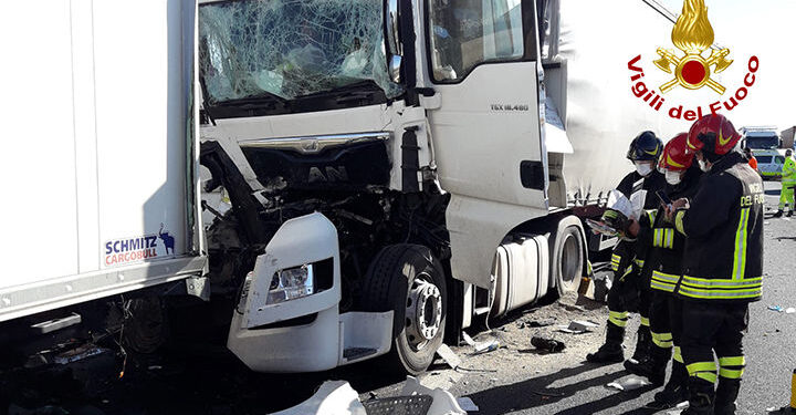 Scontro tra due tir in A4, un morto
