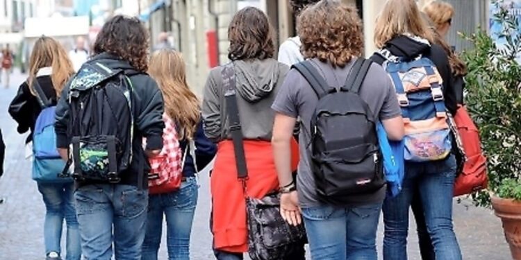 Scuola, 6 mila studenti in meno in tre anni