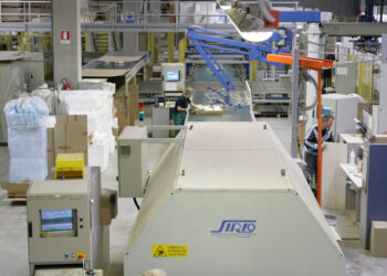 Scuola, Fantoni produce i piani per i nuovi banchi