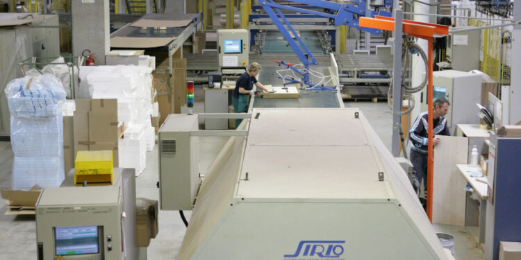 Scuola, Fantoni produce i piani per i nuovi banchi