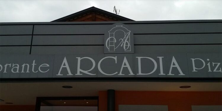 Sfonda con l’auto la vetrata di una pizzeria, rintracciato 22enne