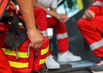 Si accascia a terra per un infarto, salvato dai passanti