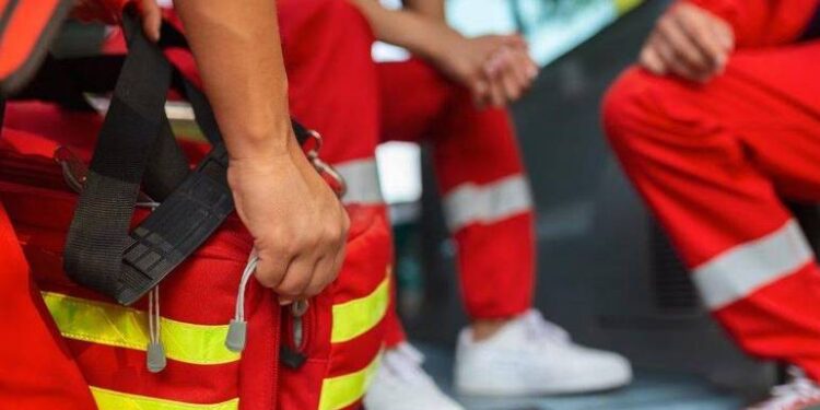 Si accascia a terra per un infarto, salvato dai passanti