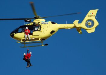 Si apparta per un bisogno e precipita