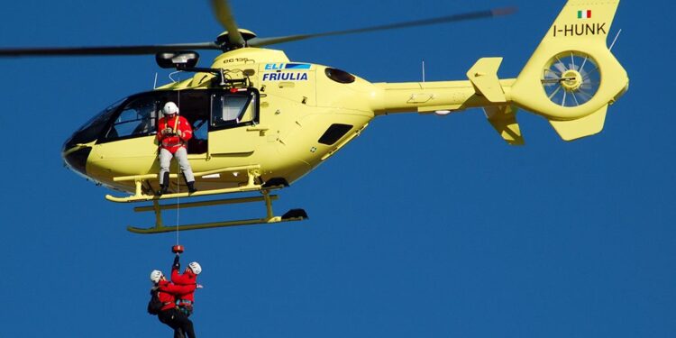 Si apparta per un bisogno e precipita