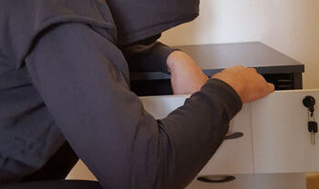 Sorprende i ladri in casa, aggredito e rapinato