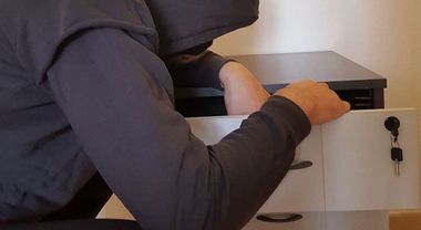 Sorprende i ladri in casa, aggredito e rapinato