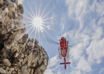 Sorpreso da temporale in montagna scivola in dirupo, soccorso