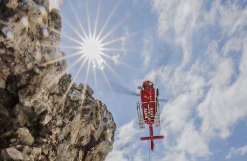 Sorpreso da temporale in montagna scivola in dirupo, soccorso
