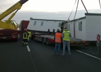 Spettacolare incidente sulla A4, tutti incolumi