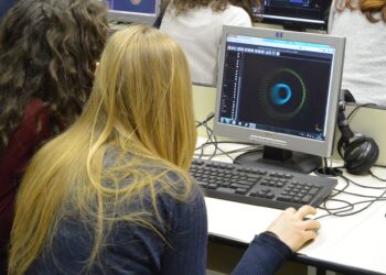 Studenti e studentesse del Friuli-Venezia Giulia impegnati ad analizzare i dati del Cern