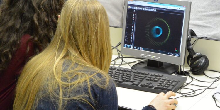 Studenti e studentesse del Friuli-Venezia Giulia impegnati ad analizzare i dati del Cern