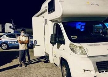 Su un camper con 26 migranti, arrestati i passeur