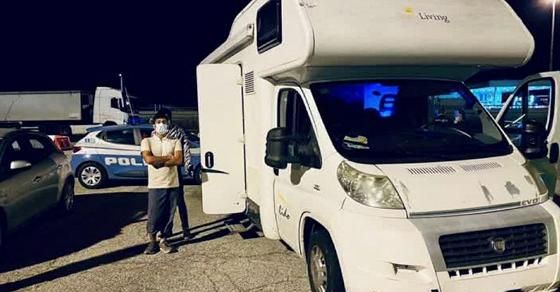 Su un camper con 26 migranti, arrestati i passeur