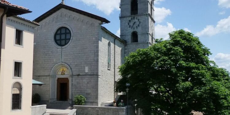 “Teniamo alto lo sguardo verso Maria”