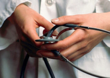 Tenta di strangolare guardia medica