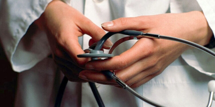 Tenta di strangolare guardia medica