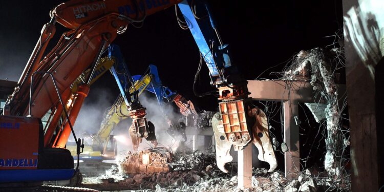 Terza corsia, demolito il cavalcavia di Porpetto