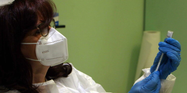 Terza dose dopo 5 mesi, al via oggi le prenotazioni