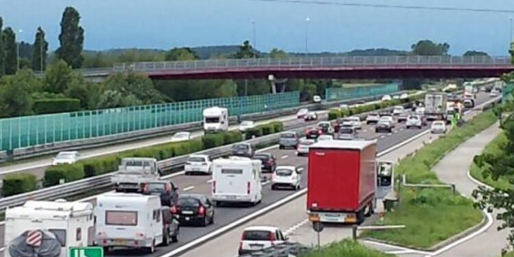 Tir rovesciato. Code in A4