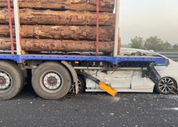 Tragedia sulla A4, auto sotto un camion. Un morto