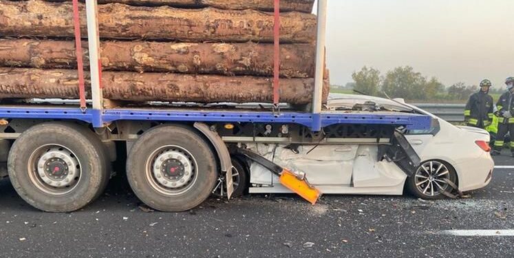 Tragedia sulla A4, auto sotto un camion. Un morto