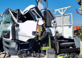 Trave sfonda la cabina di un camion, due feriti