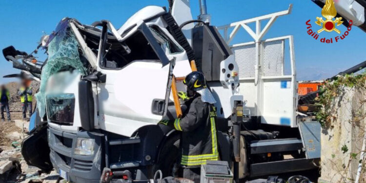 Trave sfonda la cabina di un camion, due feriti