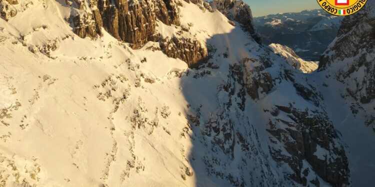 Travolto da valanga, muore scialpinista del Soccorso alpino